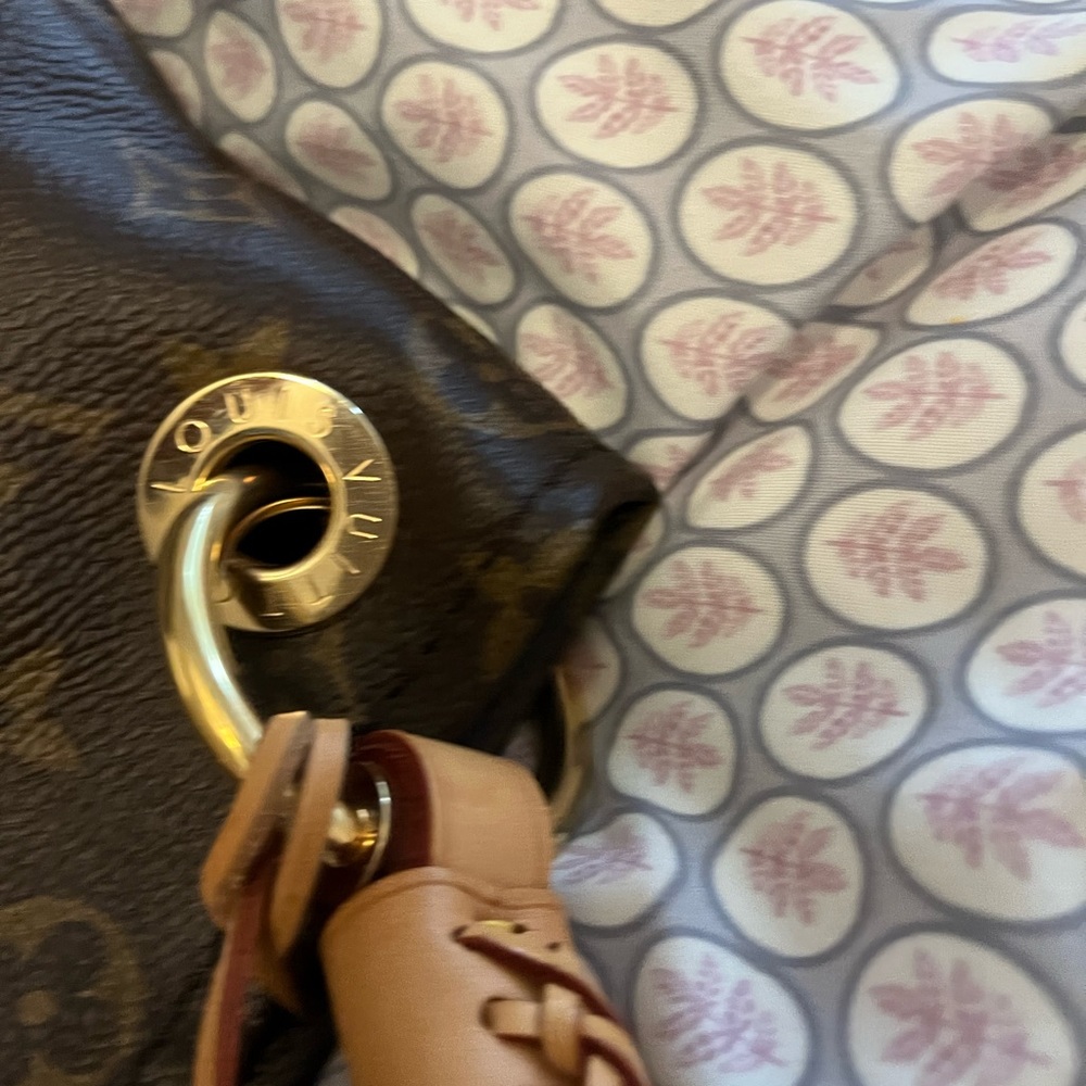 Louis Vuitton - Picture 4 of 6